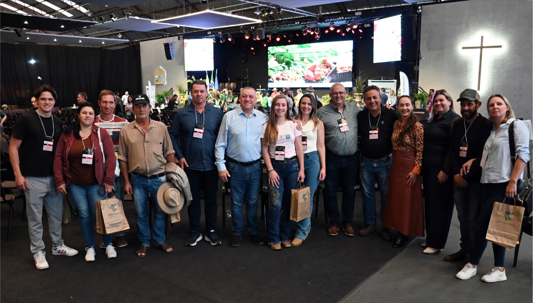 Contendenses participam do Simpósio do Morango